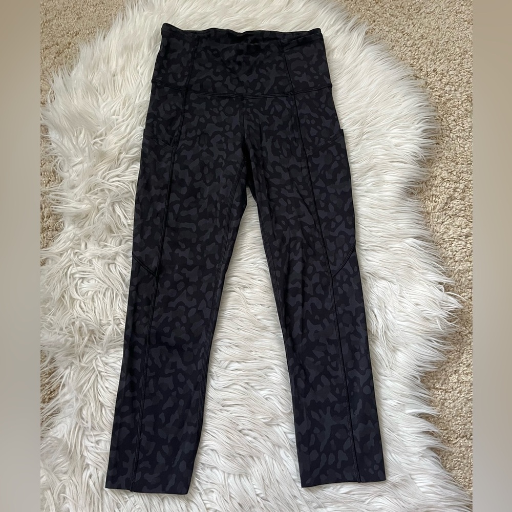{Lululemon} Fast and Free Crop II 19" in Formation Camo Deep Coal Multi - Size 2